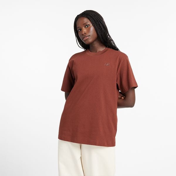 Koszulka damska New Balance WT41501ROK – brązowa. Brązowe koszulki sportowe damskie New Balance, xl, bez wzorów, z materiału, eleganckie, bez kołnierzyka. Za 69.99 zł.