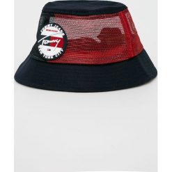 Tommy Jeans - Czapka. Niebieskie czapki i kapelusze męskie Tommy Jeans, bez wzorów, z bawełny. W wyprzedaży za 179.90 zł.