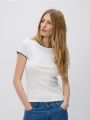 T-shirt z modalem - biały. Białe t-shirty damskie Reserved, l, bez wzorów, z dzianiny, bez kołnierzyka. W wyprzedaży za 49.99 zł.