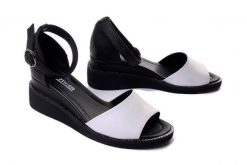 ARTIKER RELAKS 48C0634 black/white, sandał damskie. Białe sandały damskie Artiker Relaks, bez wzorów, z gumy, bez obcasa, na koturnie, bez zapięcia. Za 237.93 zł.