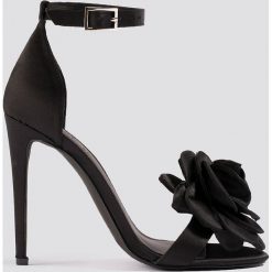 Galore x NA-KD Szpilki z ozdobnymi różami - Black. Czarne szpilki damskie Galore x NA-KD, w paski. W wyprzedaży za 80.98 zł.