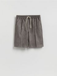 Szorty z imitacji zamszu - ciemnoszary. Szare szorty męskie Reserved, l, bez wzorów. Za 129.99 zł.