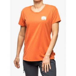 Koszulka damska Helly Hansen Skog Recycled Graph. Brązowe koszulki sportowe damskie Helly Hansen, bez wzorów, bez kołnierzyka, bez ramiączek. Za 112.99 zł.