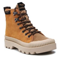 Trzewiki Pepe Jeans. Brązowe botki damskie Pepe Jeans, z jeansu, bez obcasa, na płaskiej podeszwie, bez zapięcia. Za 349.99 zł.