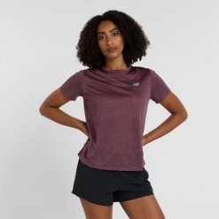 Koszulka damska New Balance WT41253FPH – fioletowa. Fioletowe koszulki sportowe damskie New Balance, s, bez wzorów, z materiału, bez kołnierzyka, bez ramiączek, do biegania. Za 139.99 zł.