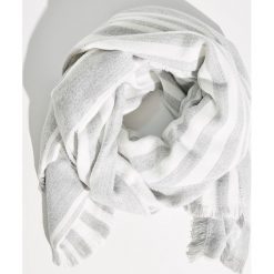 Szalik w pasy - Jasny szar. Szare szaliki i chusty damskie Sinsay. Za 39.99 zł.