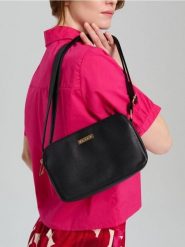 Torebka listonoszka na ramię - czarny. Czarne torby na ramię damskie Sinsay, bez wzorów, bez dodatków. Za 39.99 zł.