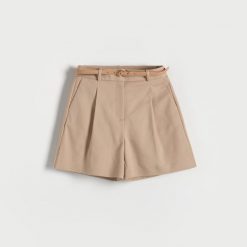 Szorty z paskiem z imitacji skóry - beżowy. Brązowe szorty damskie Reserved, l, bez wzorów, z bawełny. W wyprzedaży za 39.99 zł.