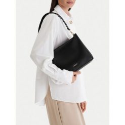 Torebka MEXX. Czarne torebki do ręki damskie Mexx, bez wzorów, klasyczne, bez dodatków. Za 179.99 zł.