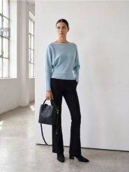 Sweter z dekoltem w łódkę - błękitny. Niebieskie swetry damskie Sinsay, l, bez wzorów, bez kołnierzyka, bez ramiączek, bez kaptura. Za 49.99 zł.