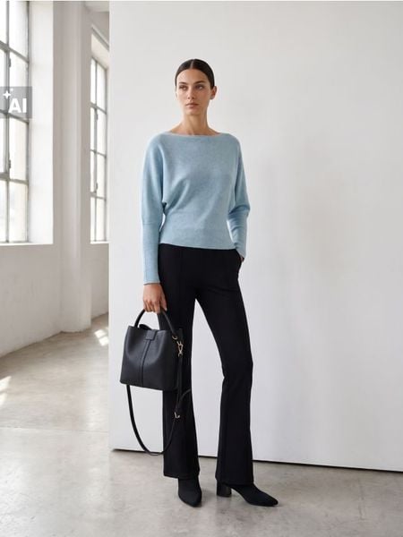 Sweter z dekoltem w łódkę - błękitny. Niebieskie swetry damskie Sinsay, l, bez wzorów, bez kołnierzyka, bez ramiączek, bez kaptura. Za 49.99 zł.