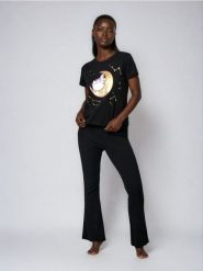 Piżama z topem o kroju boxy i spodniami z prążkowanej dzianiny Pusheen - czarny. Czarne piżamy damskie Sinsay, l, bez wzorów, z dzianiny, bez ramiączek. Za 59.99 zł.