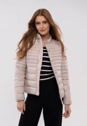 Kurtka pikowana casual J-COMO. Brązowe kurtki damskie Volcano, m, bez wzorów, z materiału, bez kaptura. Za 289.99 zł.