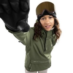 Damska kurtka snowboardowa Sporty zimowe SIROKO W3-W Robson. Zielone kurtki damskie SIROKO, bez wzorów, z softshellu, bez kaptura, narciarskie. W wyprzedaży za 294.95 zł.