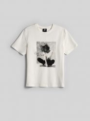 4F T-shirt relaxed z nadrukiem damski - kremowy XS. Białe t-shirty damskie 4f, m, bez wzorów, z bawełny, klasyczne, bez kołnierzyka. Za 79.99 zł.