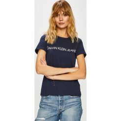 Calvin Klein Jeans - Top. Szare topy damskie Calvin Klein Jeans, z nadrukiem, z bawełny, z okrągłym kołnierzem, z krótkim rękawem. Za 119.90 zł.