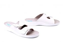 ADANEX 29468 FBK45YN biały, kapcie damskie. Białe klapki damskie Adanex, bez wzorów, bez obcasa. Za 91.72 zł.