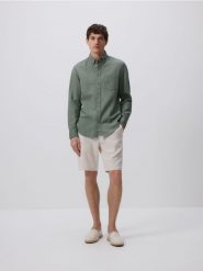 Szorty chino regular - beżowy. Brązowe spodnie materiałowe męskie Reserved, bez wzorów, z bawełny. Za 129.99 zł.