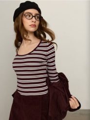 Prążkowany sweter w paski z wiskozą - wielobarwny. Swetry damskie Sinsay, l, bez wzorów, prążkowane, bez kołnierzyka, bez ramiączek, bez kaptura. Za 39.99 zł.