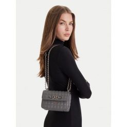 Torebka Guess. Szare torebki do ręki damskie Guess, z aplikacjami, wizytowe, bez dodatków. Za 399.99 zł.