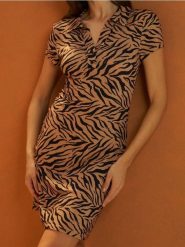 Wiskozowa sukienka mini w zwierzęcy wzór - wielobarwny. Sukienki damskie Sinsay, l, bez wzorów, z wiskozy, bez kołnierzyka, bez ramiączek, mini. Za 39.99 zł.