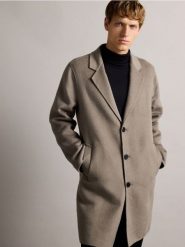 Longsleeve z golfem - czarny. Czarne bluzki z długim rękawem męskie Reserved, l, bez wzorów, z dzianiny, bez kołnierzyka. W wyprzedaży za 39.99 zł.