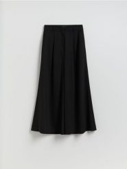 Spodnie z szerokimi nogawkami - czarny. Czarne spodnie materiałowe damskie Reserved, l, bez wzorów, z tkaniny. Za 139.99 zł.