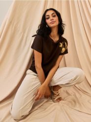 Bawełniana koszulka z haftem w kształcie muszli - brązowy. Brązowe t-shirty damskie Sinsay, l, bez wzorów, z bawełny, bez kołnierzyka. Za 29.99 zł.