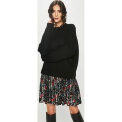 Answear - Sweter. Czarne swetry damskie ANSWEAR, z dzianiny, z okrągłym kołnierzem. Za 119.90 zł.