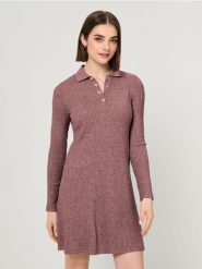 Sukienka z kołnierzykiem - różowy. Czerwone sukienki damskie Sinsay, l, bez wzorów, bez kołnierzyka, bez ramiączek. W wyprzedaży za 24.99 zł.