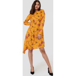 NA-KD Asymetryczna sukienka z falbankami - Orange,Multicolor. Pomarańczowe sukienki damskie NA-KD, z poliesteru, z asymetrycznym kołnierzem, z długim rękawem. W wyprzedaży za 60.89 zł.