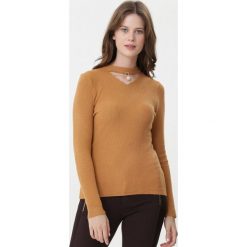 Camelowy Sweter Braylee. Brązowe swetry damskie Born2be, na jesień, s, bez wzorów, bez kołnierzyka, bez ramiączek, bez kaptura. Za 59.99 zł.