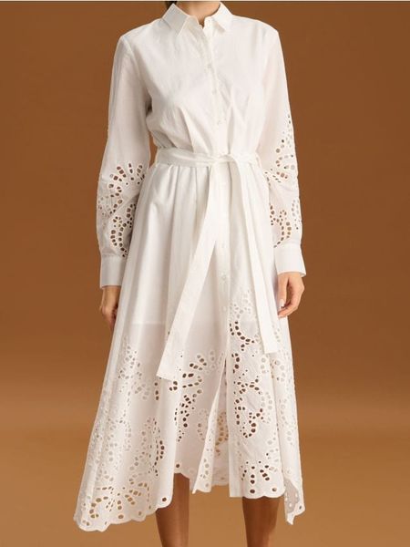 Sukienka koszulowa z ażurowymi elementami - biały. Białe sukienki damskie Sinsay, l, w ażurowe wzory, bez kołnierzyka, bez ramiączek, koszulowe. Za 99.99 zł.