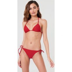 NA-KD Swimwear Dół bikini Triangle - Red. Bikini damskie marki NA-KD Swimwear. Za 32.00 zł.