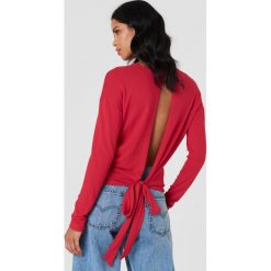 NA-KD Sweter z wiązaniem z tyłu - Red. Czerwone swetry damskie NA-KD, z dzianiny, z dekoltem na plecach. Za 60.95 zł.