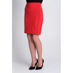 Czerwona spódnica midi QUIOSQUE. Spódnice damskie marki QUIOSQUE. W wyprzedaży za 49.99 zł.