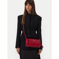 Torebka Guess. Czerwone torebki do ręki damskie Guess, z aplikacjami, bez dodatków. Za 544.99 zł.