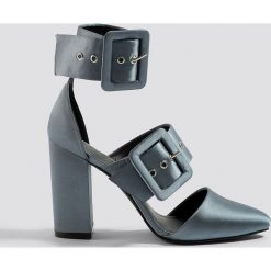 NA-KD Shoes Czółenka na słupku z klamrami - Grey. Czółenka damskie marki bonprix. W wyprzedaży za 80.97 zł.