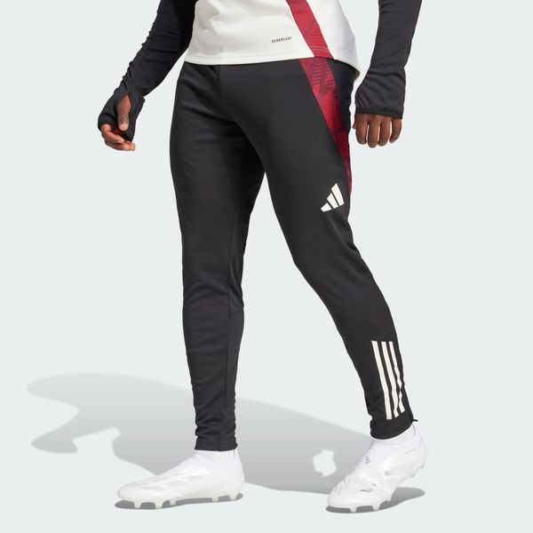 Spodnie Manchester United Tiro 24 Training. Czarne spodnie sportowe męskie Adidas, s, bez wzorów, z materiału, do piłki nożnej. Za 265.40 zł.