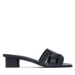 Klapki Furla. Czarne klapki damskie Furla, bez wzorów, bez obcasa. Za 1,109.00 zł.