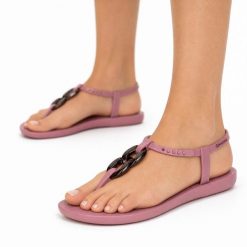 Sandały damskie Ipanema 83330 CLASS CONNECT FEM. Czerwone sandały damskie Ipanema, z aplikacjami, z materiału, bez obcasa, na płaskiej podeszwie, bez zapięcia. Za 79.00 zł.