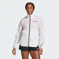 Wiatrówka Terrex Multi Printed. Białe kurtki sportowe damskie Adidas, l, bez wzorów, z materiału, bez kaptura, do biegania. Za 449.00 zł.