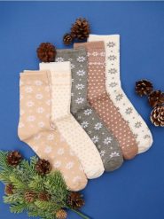 Skarpetki w świąteczny wzór 5 pack - wielobarwny. Skarpety damskie Sinsay, bez wzorów. Za 17.99 zł.