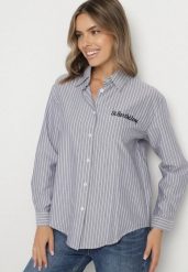 Granatowa Koszula w Paski Zdobiona Haftem Denelle. Niebieskie bluzki damskie Born2be, uniwersalny, z aplikacjami, z jeansu, biznesowe, bez kołnierzyka, bez ramiączek. Za 99.99 zł.