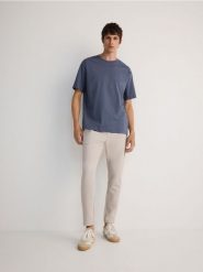 Spodnie slim fit z wiązaniem - jasnoniebieski. Niebieskie spodnie materiałowe męskie Reserved, l, bez wzorów, z bawełny. W wyprzedaży za 39.99 zł.