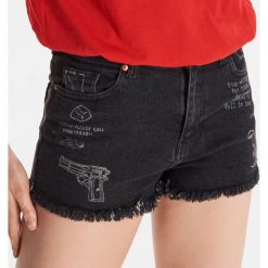 Jeansowe szorty z nadrukiem - Szary. Szorty damskie marki Cropp. Za 99.99 zł.