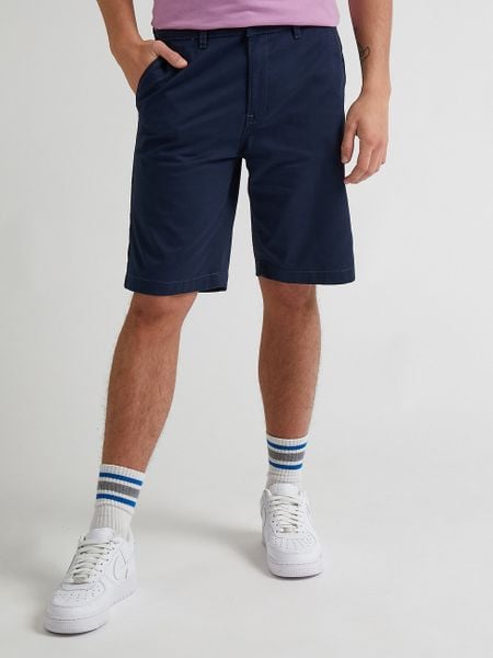 MĘSKIE SZORTY MATERIAŁOWE LEE REGULAR CHINO SHORT DEEP NAVY 112332254. Niebieskie spodnie materiałowe męskie Lee, m, bez wzorów, z materiału. Za 159.99 zł.