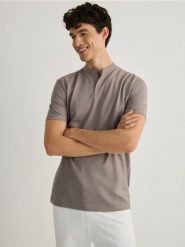 Koszulka polo regular ze stójką - beżowy. Brązowe koszulki polo męskie Reserved, l, bez wzorów, z bawełny, bez ramiączek. Za 69.99 zł.