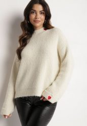Beżowy Sweter z Wełną Ozdobiony Sercem Tinnasja. Brązowe swetry damskie Born2be, bez wzorów, z jeansu, eleganckie, bez kołnierzyka, bez ramiączek, bez kaptura. Za 109.99 zł.