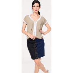 Koszulka w kolorze beżowo-białym. T-shirty damskie marki Heine, z krótkim rękawem. W wyprzedaży za 64.95 zł.
